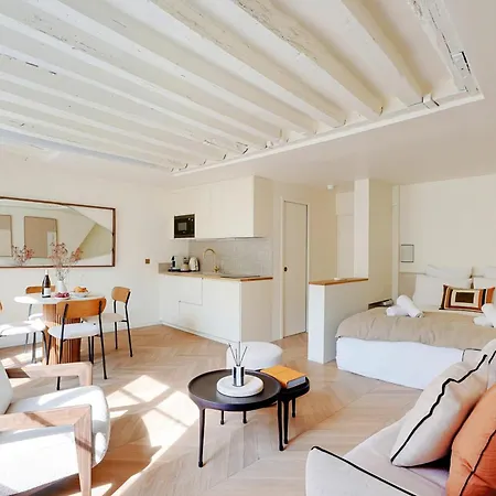 Apartment The Essence Of Boho Luxury Marais Getaway! Paris